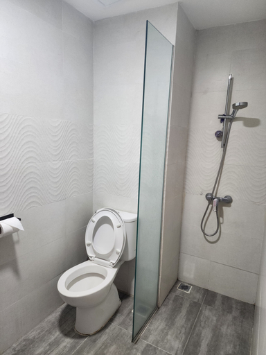 Bathroom 5, 2 BR Grand Jati Junction Apartment Tower Eaglewood 12th Floor, Medan