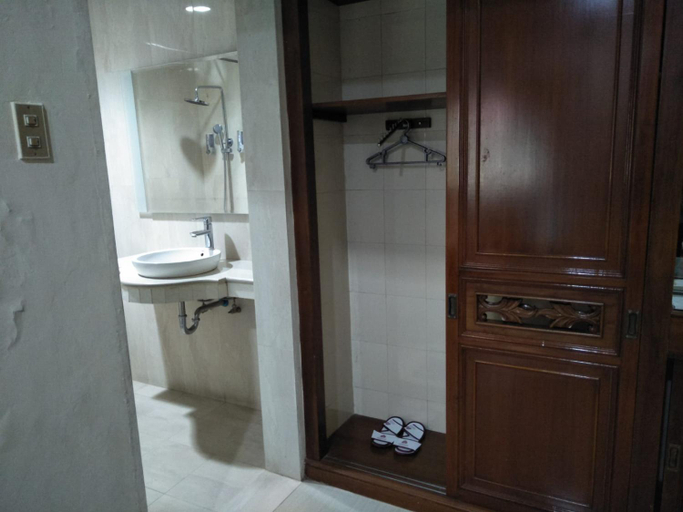 Bathroom 15