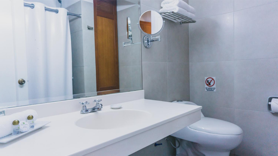 Bathroom 5, Faraona Grand Hotel, Lima