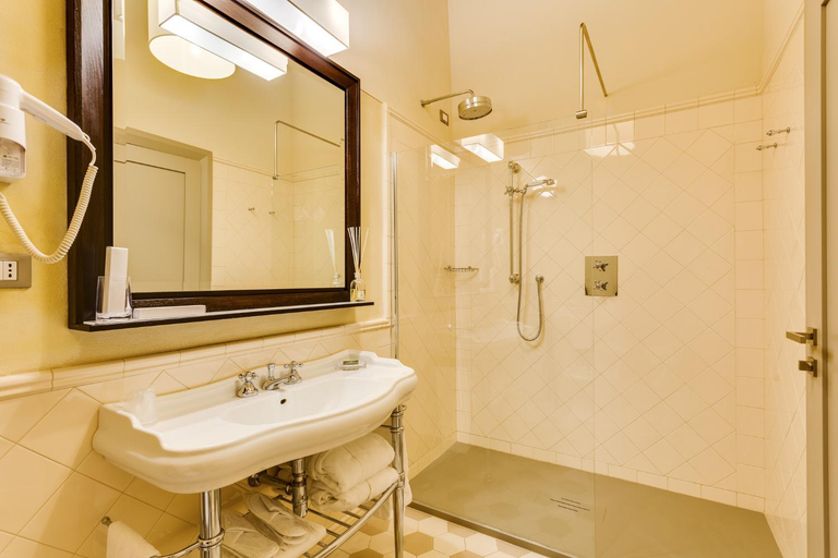 Bathroom 4, Castello La Leccia, Siena