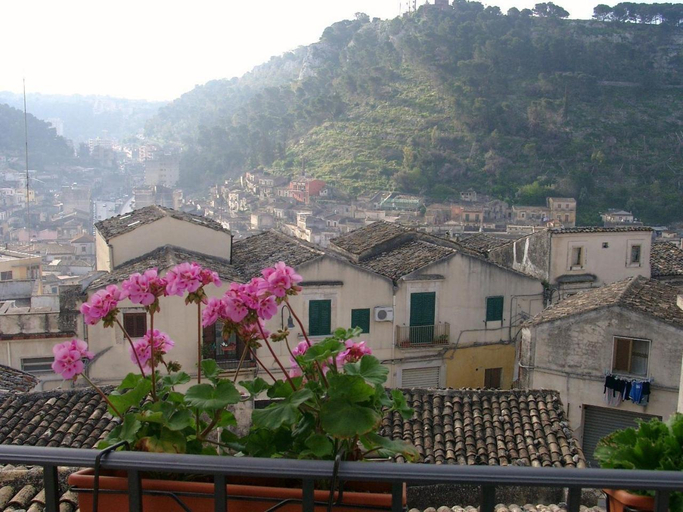 Others 5, Chicchi Di Melograno, Ragusa