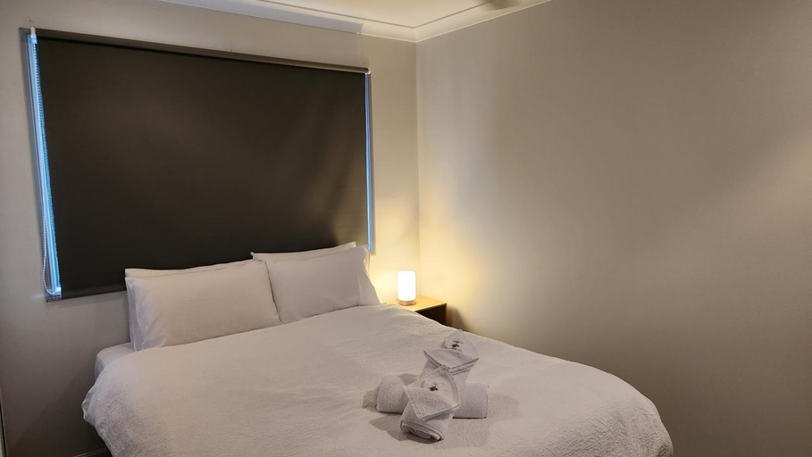 Bedroom 1, WhitsunStays - The Goose Ponds, Mackay - Pt A