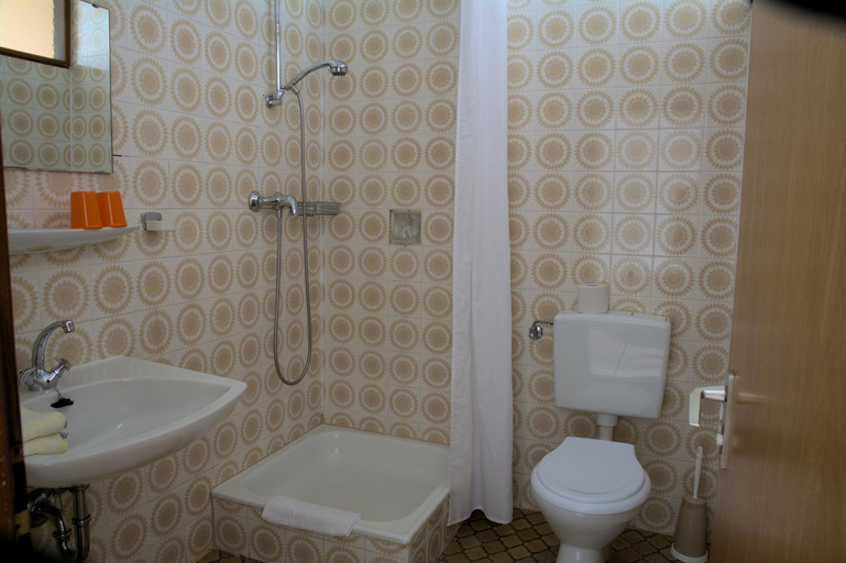Bathroom 2, Gasthaus Finken, Ortenaukreis