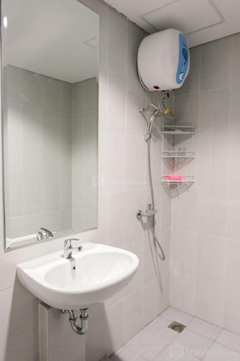 Bathroom 3, Comfortable Studio @Casa De Parco Apt By Travelio, Tangerang