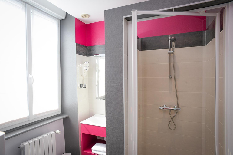 Bathroom 2, Logis Hotel Restaurant Auberge De La Selune, Manche