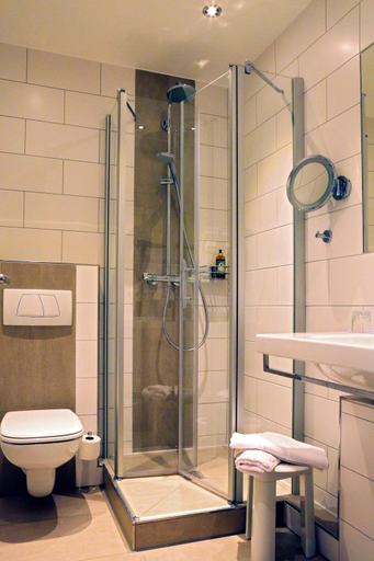 Bathroom 10