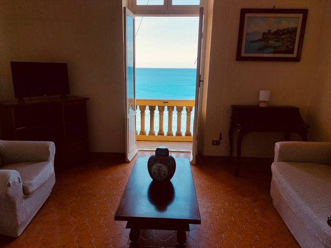 Others 2, Villa fronte mare, La Spezia