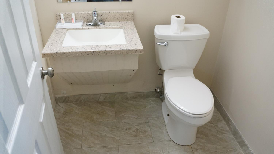 Bathroom 5, Best Stay Inn, Norfolk