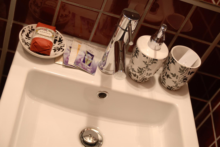 Others 5, Suite&B, Ragusa