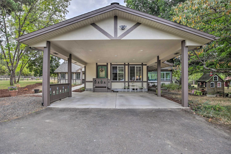 Cozy Cottage on Flower Farm with Baker Creek Views!, Yamhill