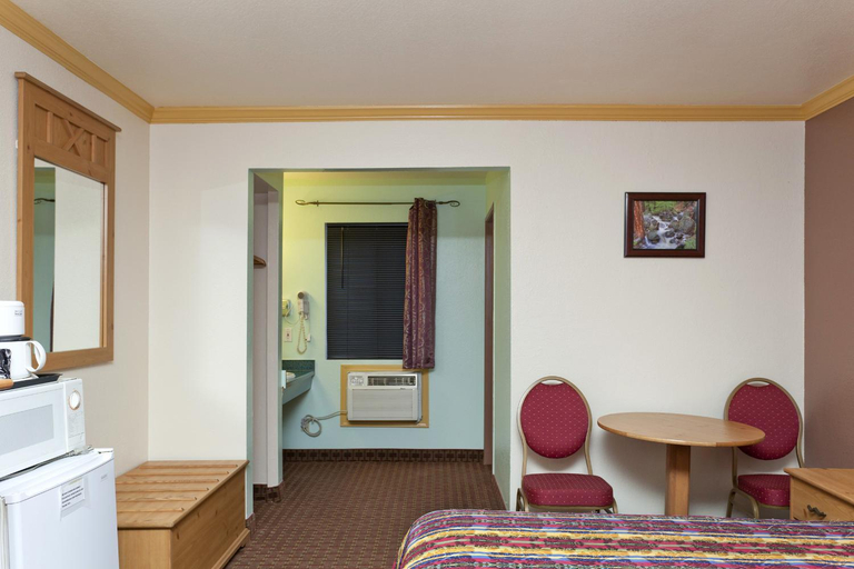 Bedroom 4, National 9 Inn - Placerville, El Dorado