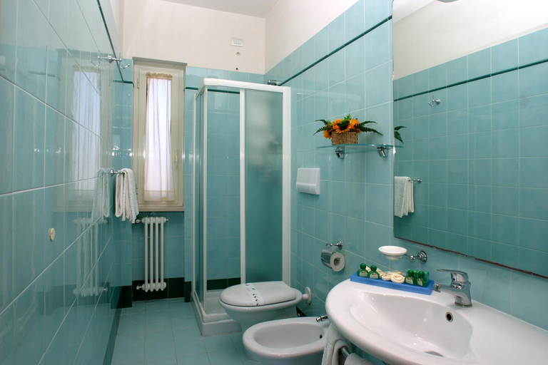Bathroom 4, Oasiclub Hotel, Foggia