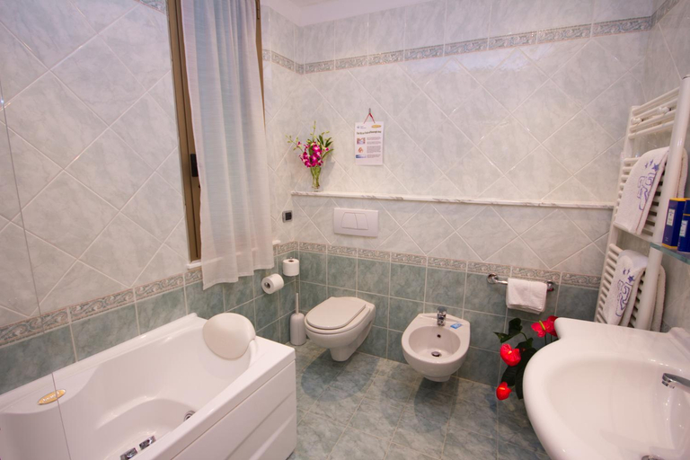 Bathroom 3, Hotel Villa Luca, Siena
