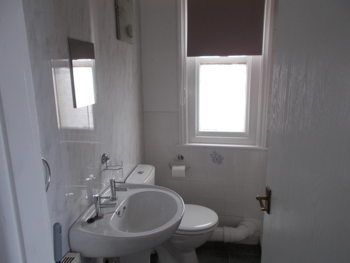 Bathroom 5, Kelso House holiday flats, Blackpool