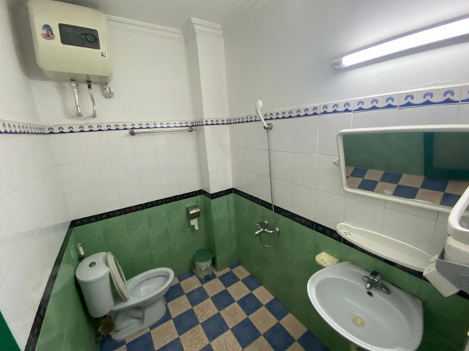 Bathroom, Alex Hostel, Hạ Long