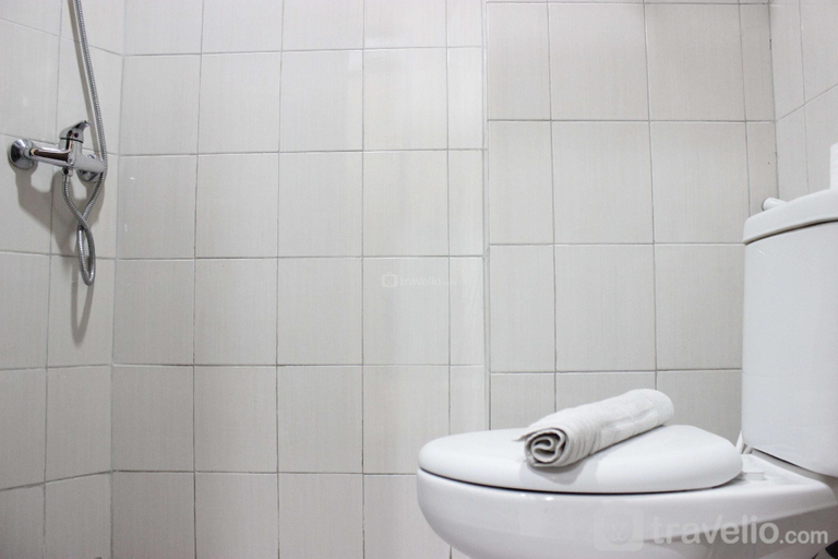 Bathroom, Cozy 2BR @ Mekarwangi Square Cibaduyut By Travelio, Bandung