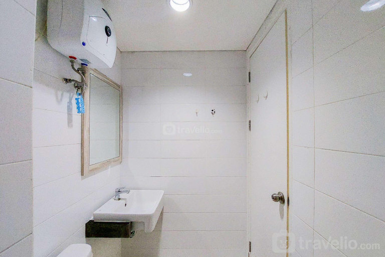 Bathroom, Fancy & Nice Studio Tuscany Residence By Travelio, Tangerang Selatan