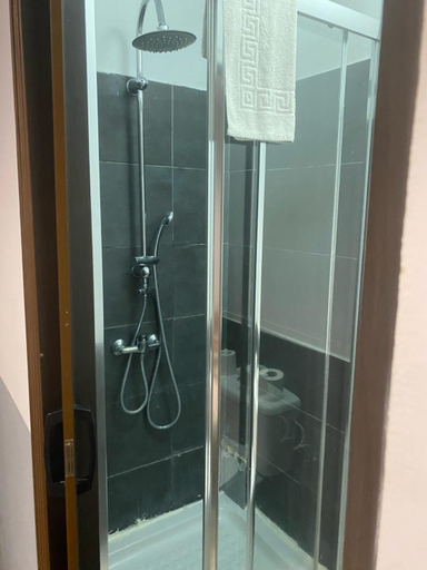 Bathroom 3, INHOUSE MARBELLA HOSTEL, Málaga