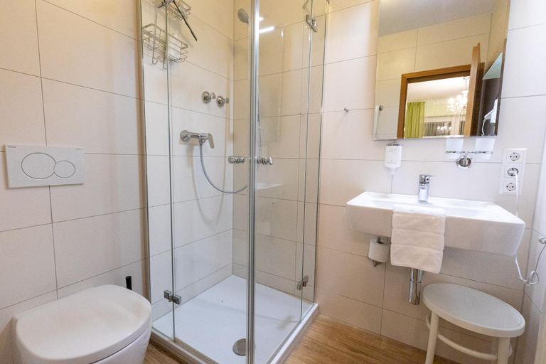 Bathroom 3, Hotel Restaurant Gruner Baum und Altes Tor, Ravensburg