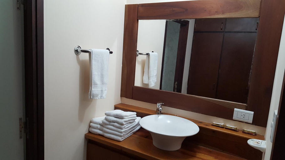 Bathroom, Hotel Mora, Lago Buenos Aires