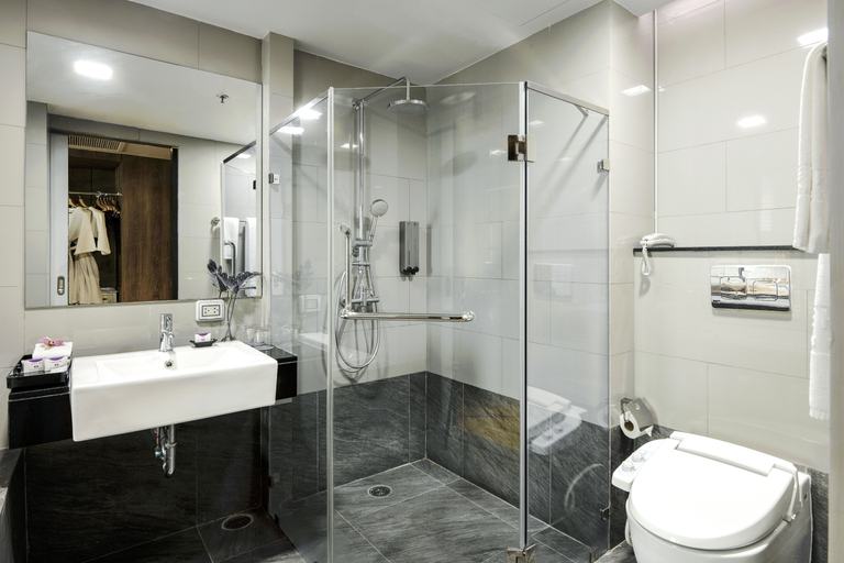 Bathroom 5, TK. Palace Hotel & Convention Bangkok, Lak Si