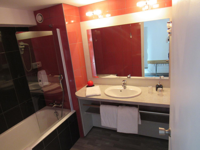Bathroom 4, Citotel Les Sternes, Côtes-d'Armor