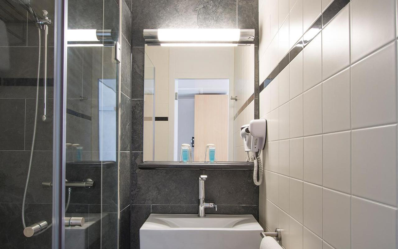Bathroom 4, Bastion Hotel Rotterdam Zuid, Rotterdam