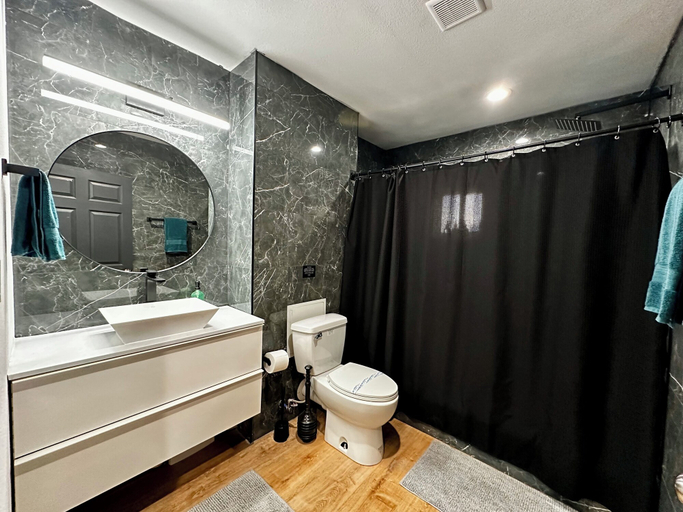 Bathroom 2, The Peacock Inn, Clark