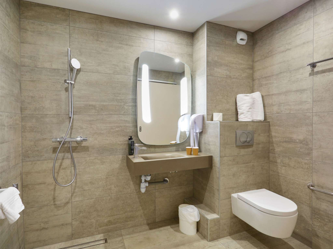 Bathroom 4, ibis Annemasse, Haute-Savoie