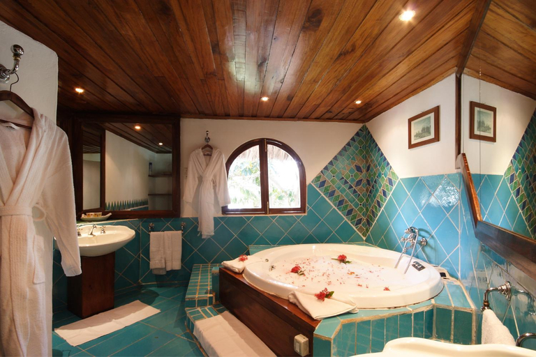 Bathroom 3, Chauve Souris Relais
