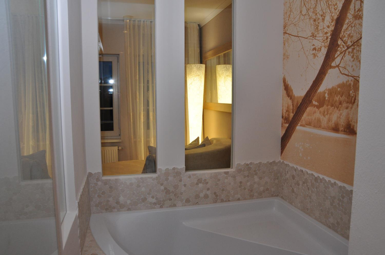 Bathroom 3, Hotel Sauerlander Hof, Hochsauerlandkreis