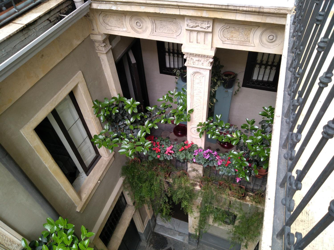 Others 4, House Vintage, Catania
