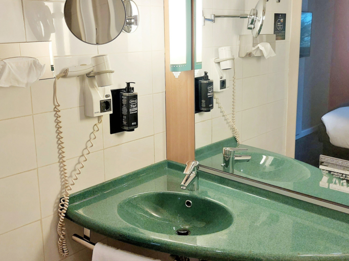 Bathroom 4, ibis Madrid Fuenlabrada, Madrid