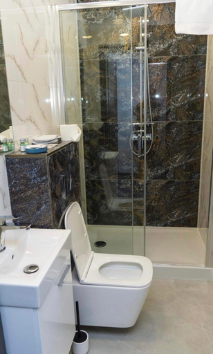 Bathroom 5, Bon Zur, Brzeg