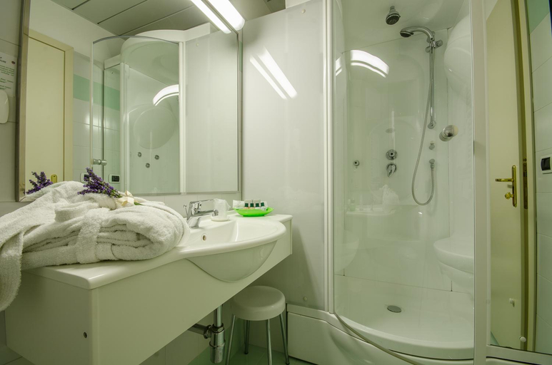 Bathroom 4, Hotel Ovidius, L'Aquila