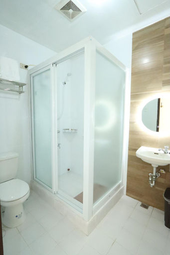 Bathroom, Leo Hotel - Lifestrong Property Inc, Baguio City