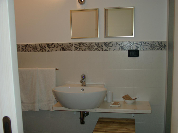 Bathroom 1, Chicchi Di Melograno, Ragusa