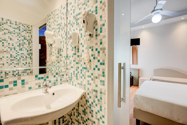 Bedroom 2, Sympathy Family Hotel, Rimini