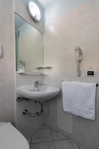 Bathroom 3, Hotel Quasar, Nuoro