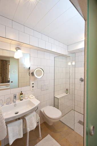 Bathroom 13