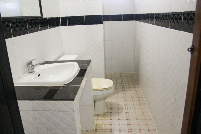Bathroom 5, Tropical Breeze Guesthouse, Siem Reap