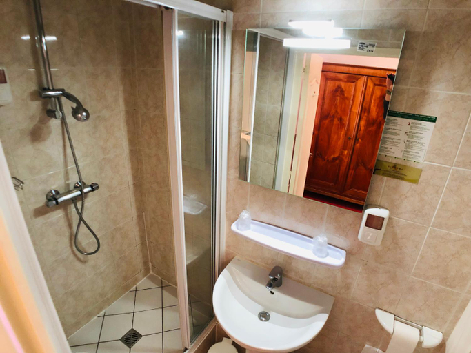 Bathroom 4, Cit'Hotel Le Volney, Maine-et-Loire