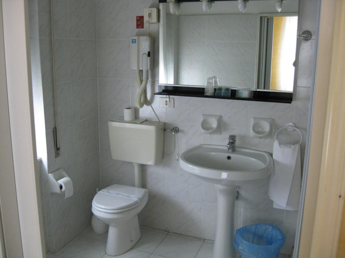 Bathroom 3, Hotel Acqua Marina, Savona