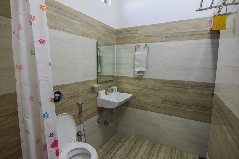 Bathroom 5, Iora Guesthouse, Bharatpur