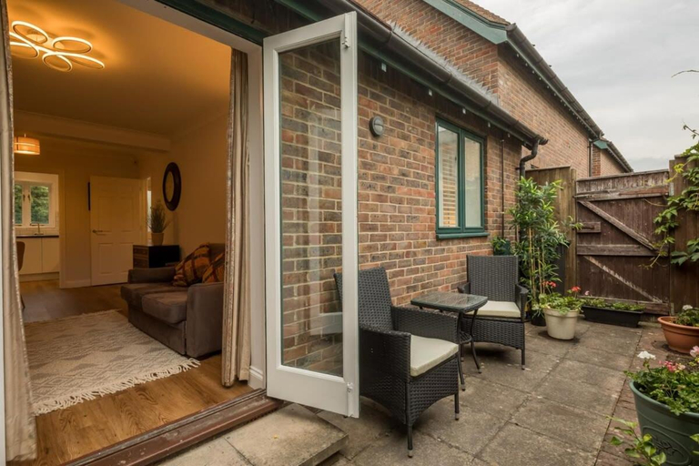 Lovely 1 Bed Apartment With FREE PARKING & Garden, Cambridgeshire