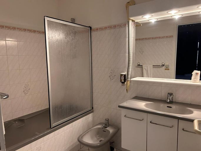Bathroom 4, Hotel Moderne, Allier