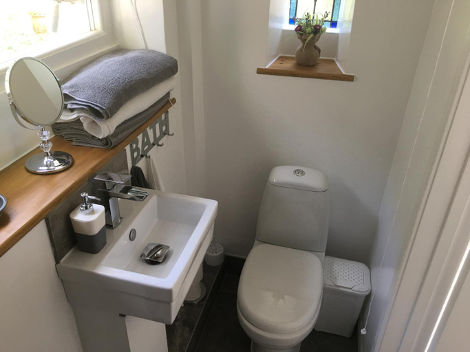 Bathroom, Gingerbread Cottage Yurts, Norfolk