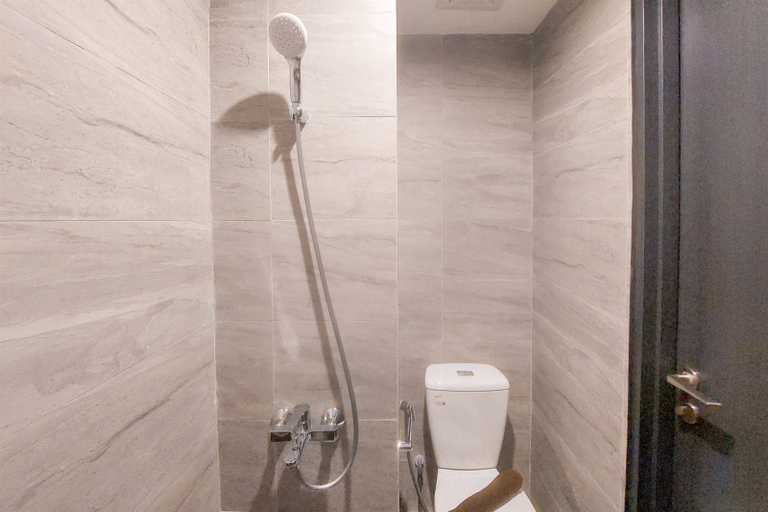 Bathroom, Cozy and New Studio at Collins Boulevard Apartment By Travelio, Tangerang