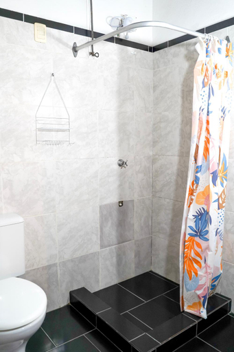 Bathroom 2, Nomada Hostel, Asunción