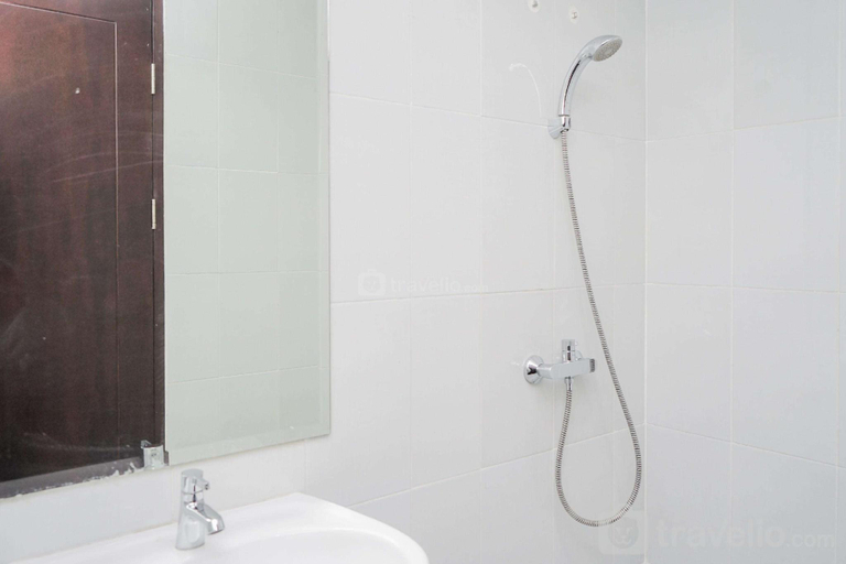 Bathroom, Homey and Cozy Studio Casa De Parco By Travelio, Tangerang
